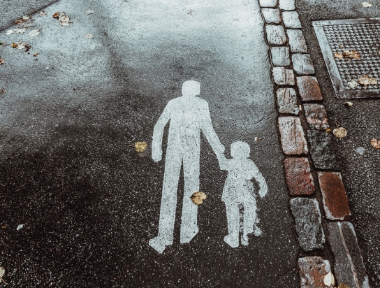 erwachsener kind hände